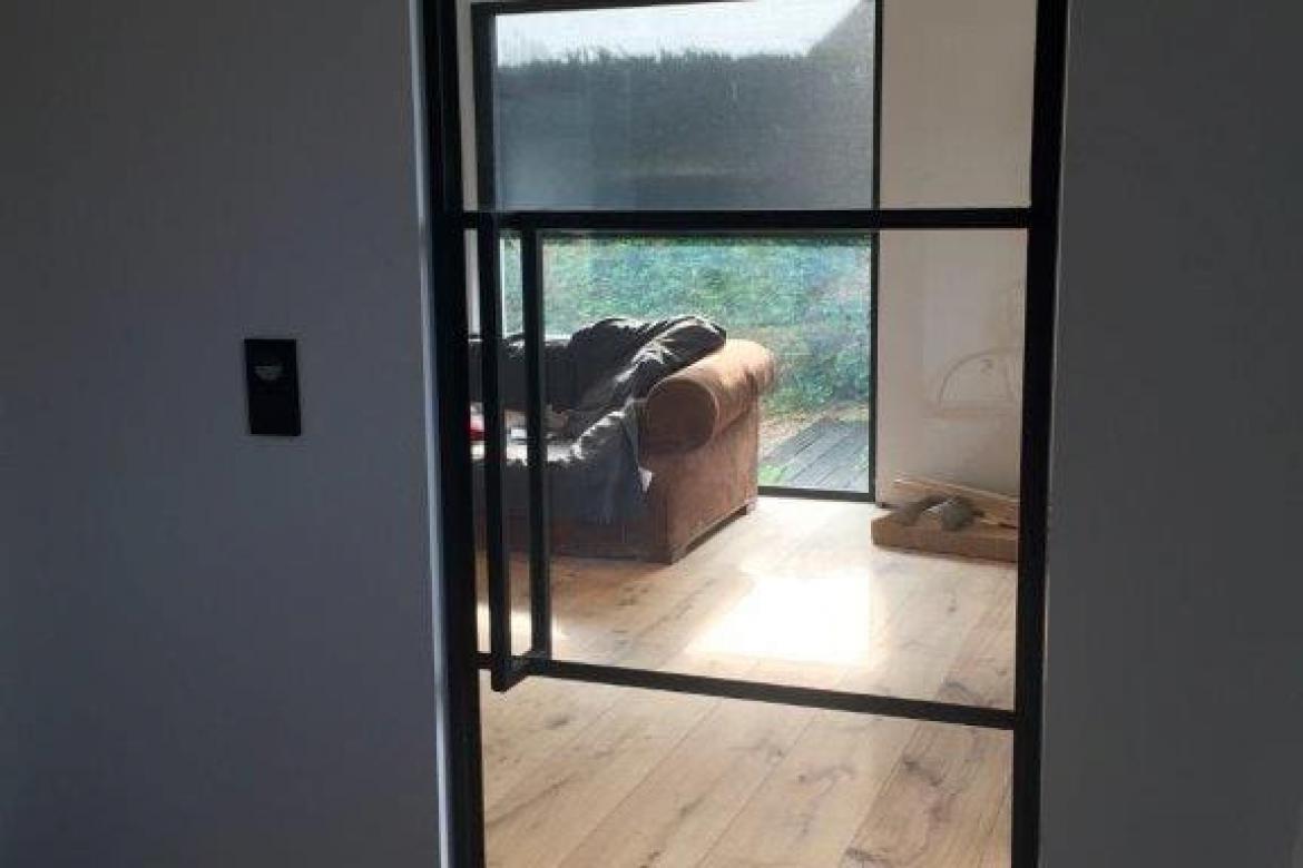 Stalen deurframe met glas