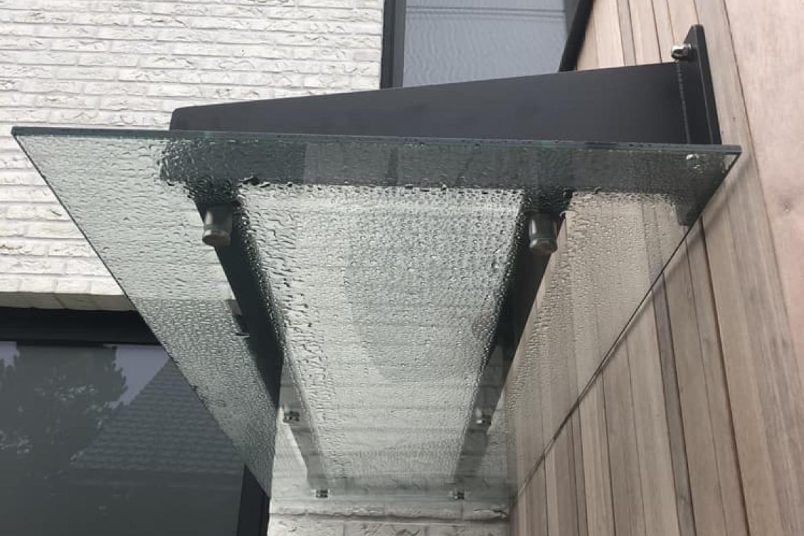 afdak met metalen frame