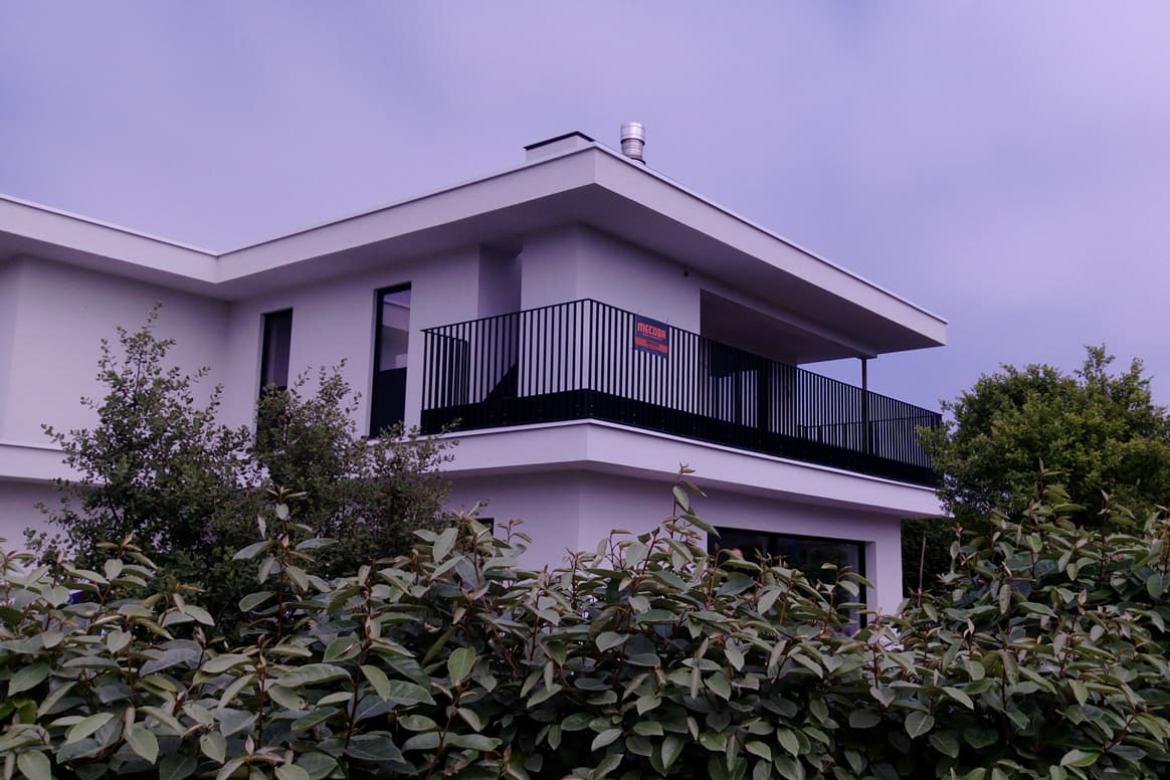 Zwarte metalen balustrade terras