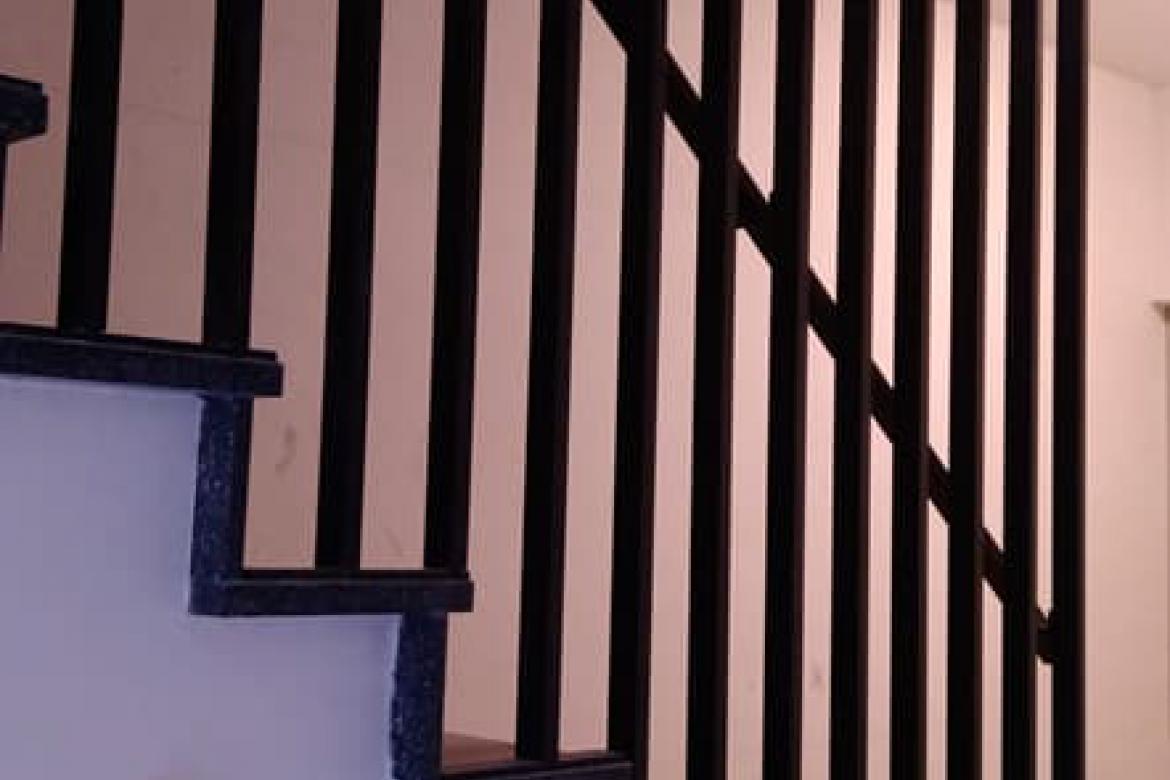 Zwarte metalen balustrade traphal