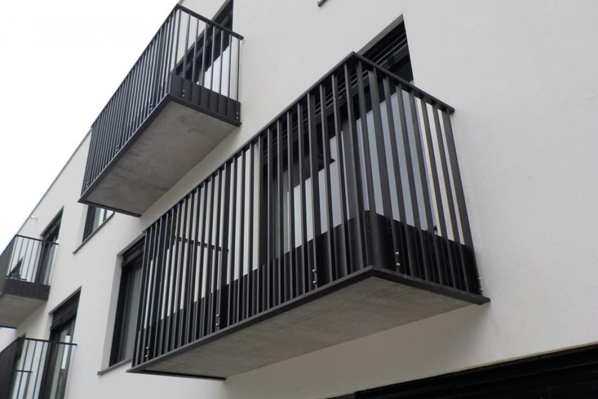 Strakke metalen balustrade terras appartement