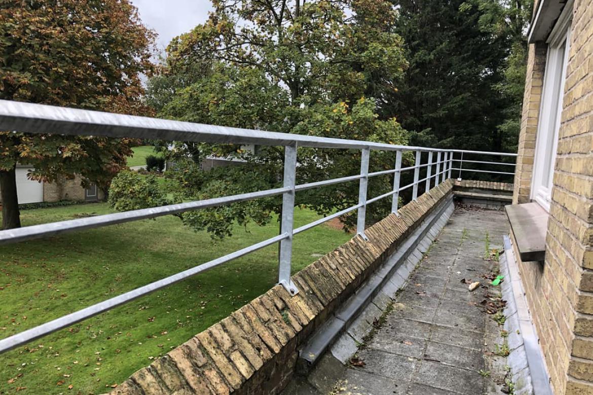 Gegalvaniseerde balustrade op tuinmuurtje
