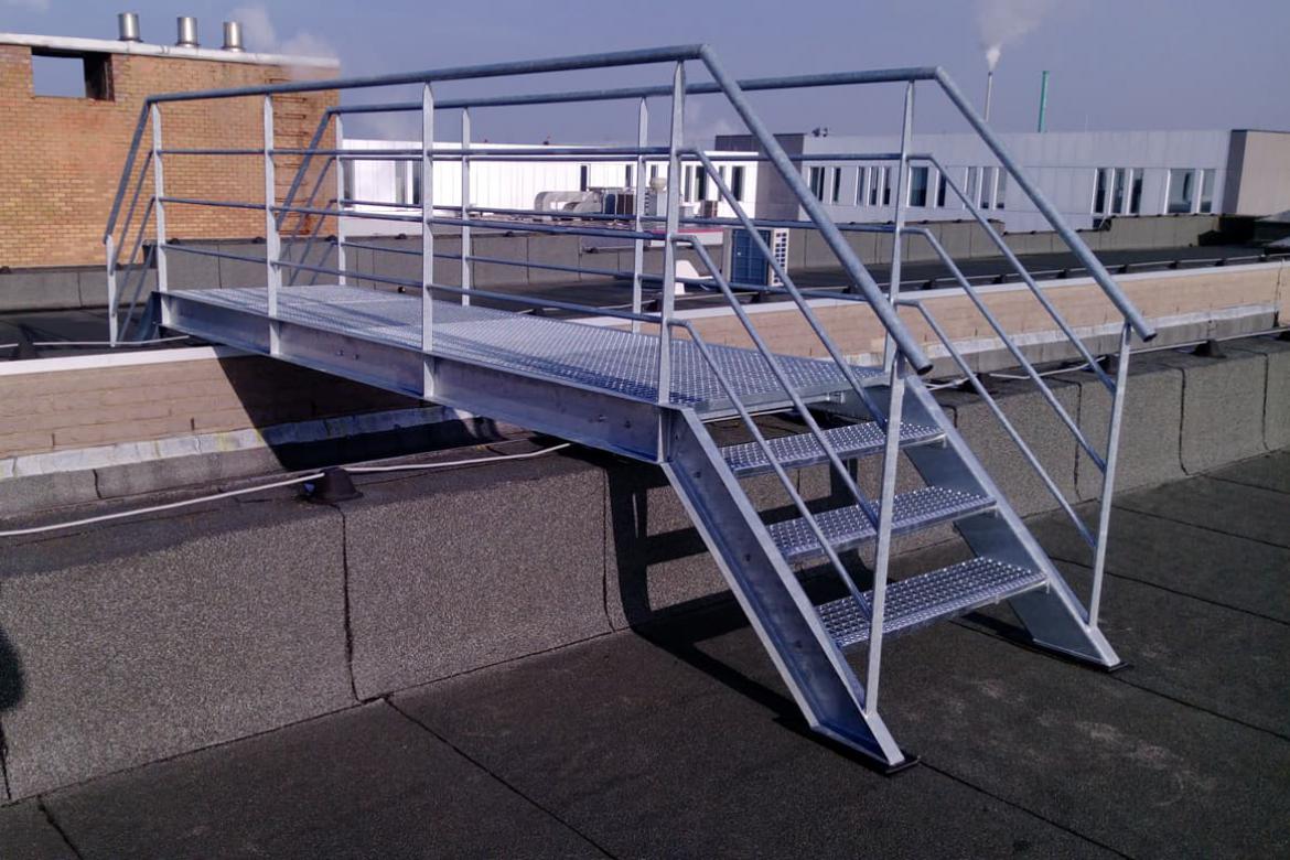Gegalvaniseerde loopbrug met trap