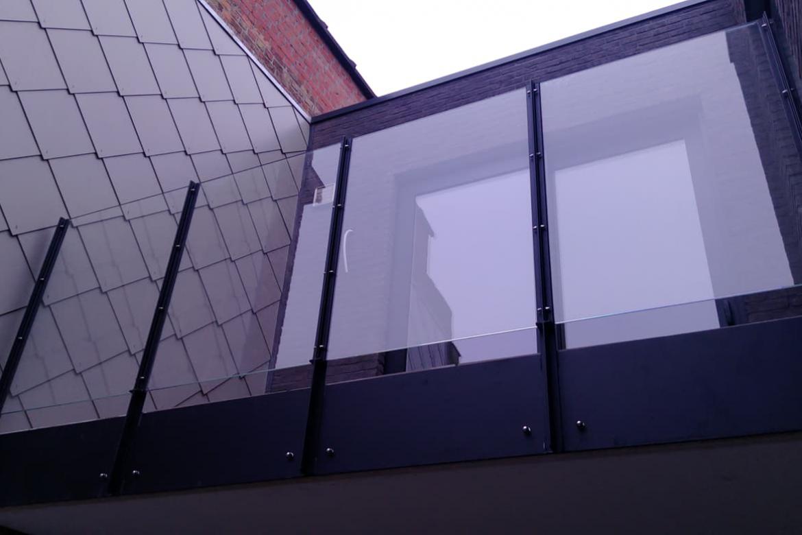 Glazen balustrade met metalen frame