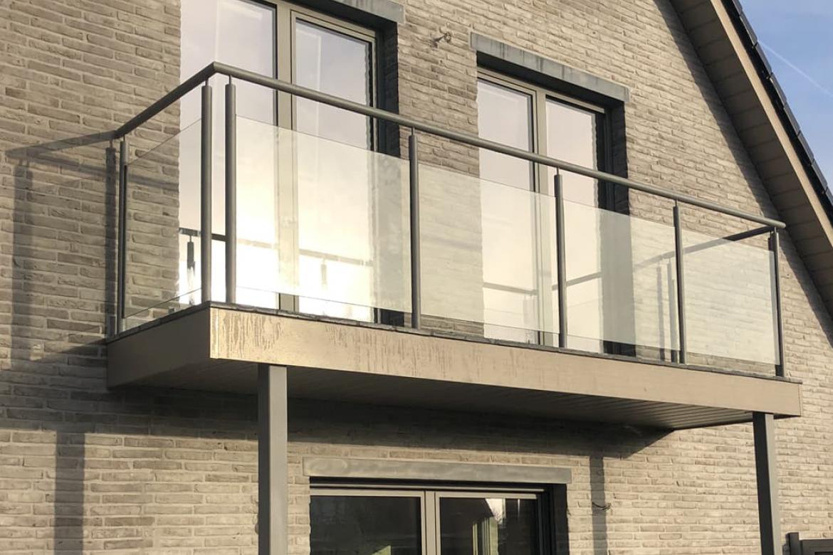 Glazen balustrade met metalen frame