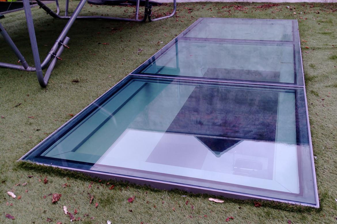 Glazen dakraam met metalen frame