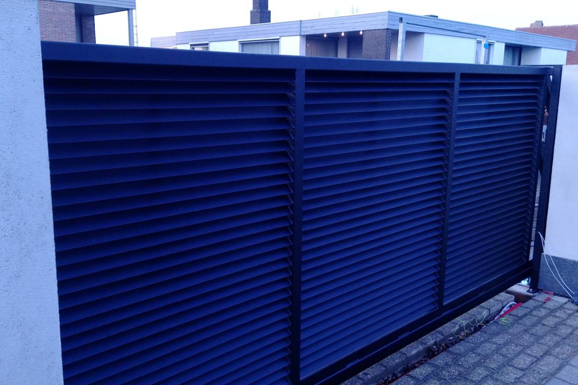 zwart metalen poort