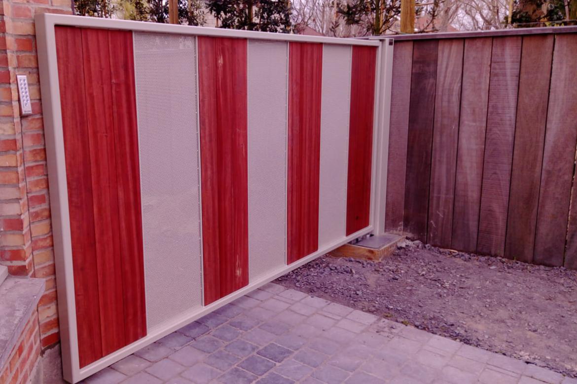 Poort afgewerkt in metaal en hout
