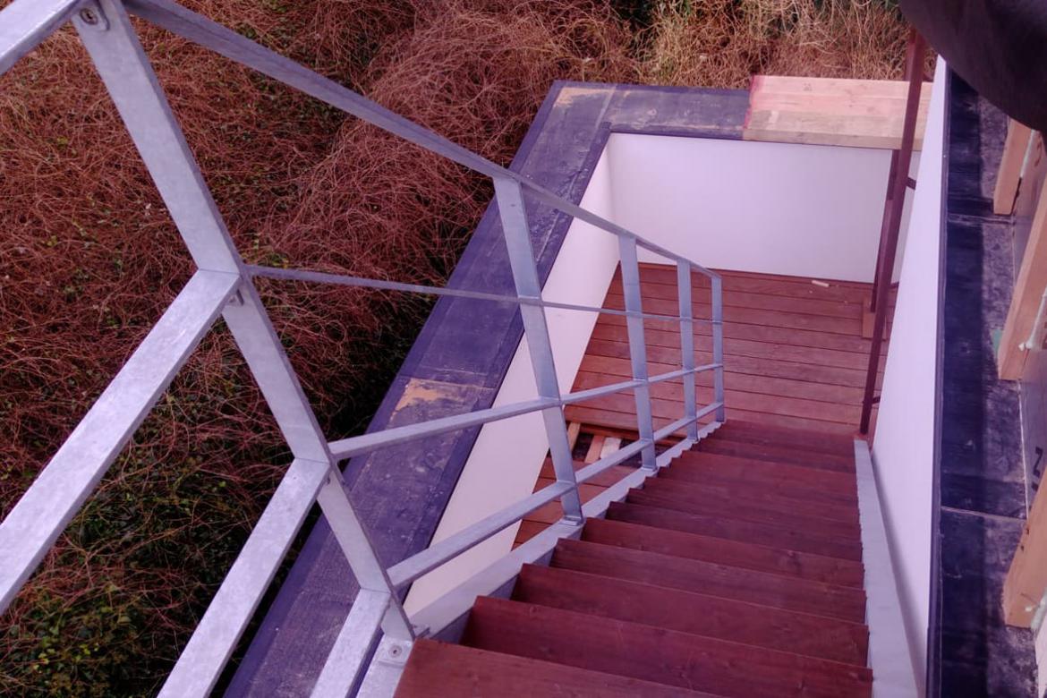 structuur buitentrap met leuning