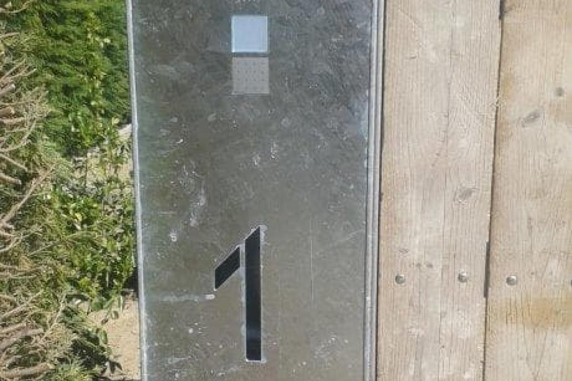 metalen frame poort, met deurbel
