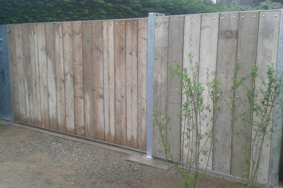 Houten poort met gegalvaniseerde frame
