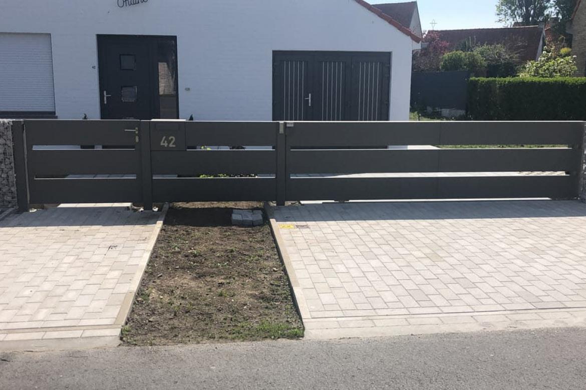 Lange schuifpoort oprit