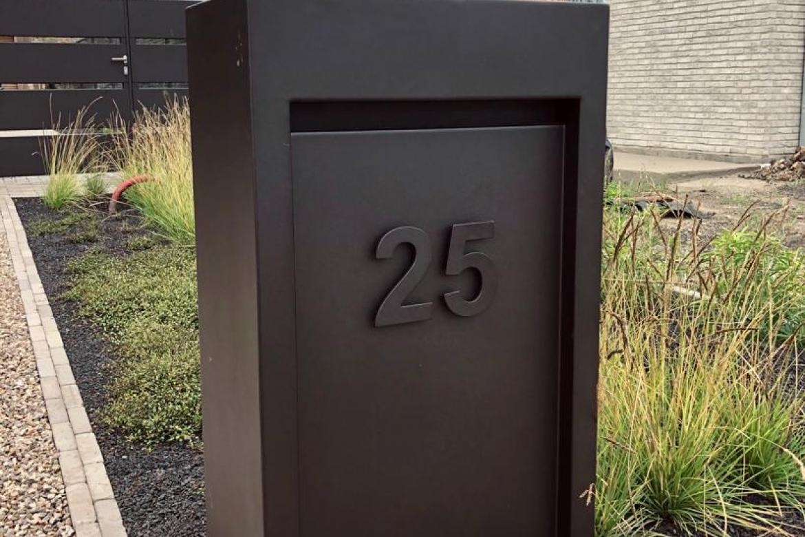Zwart metalen brievenbus