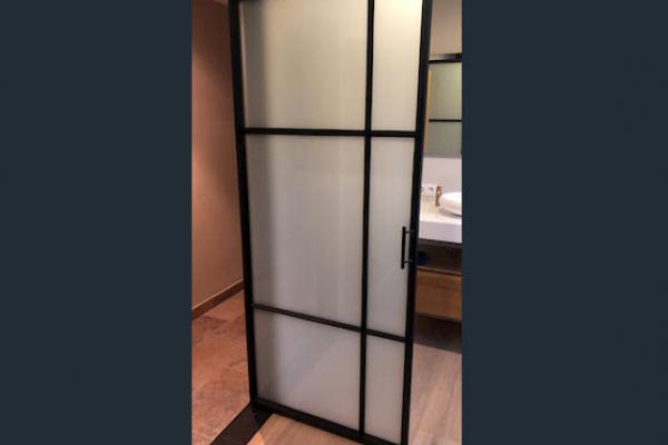 glazen deur met metalen frame