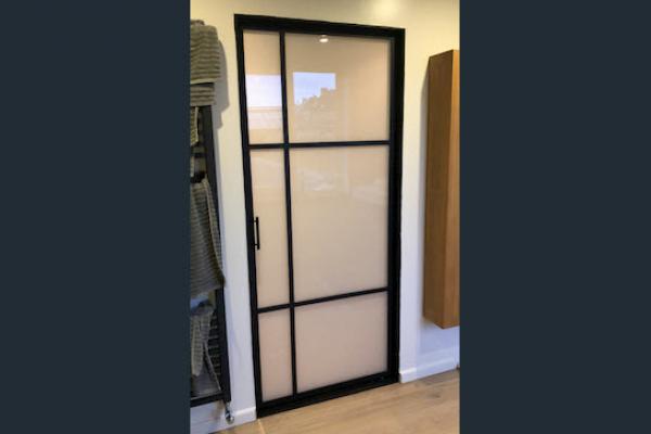 glazen deur met metalen frame