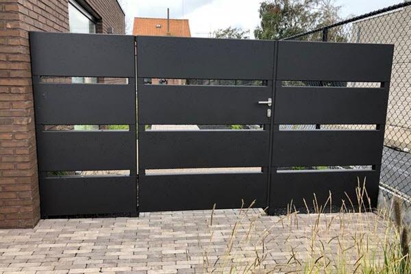 zwart metalen poort