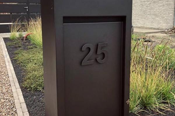zwart metalen brievenbus