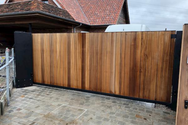 Poort in hout met metalen frame