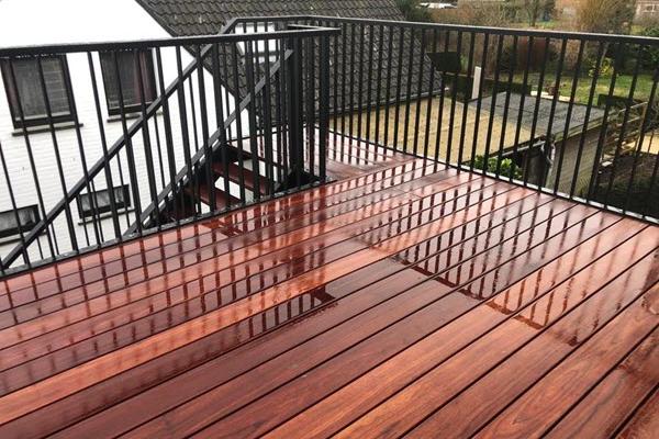 balustrade, met houtvloer