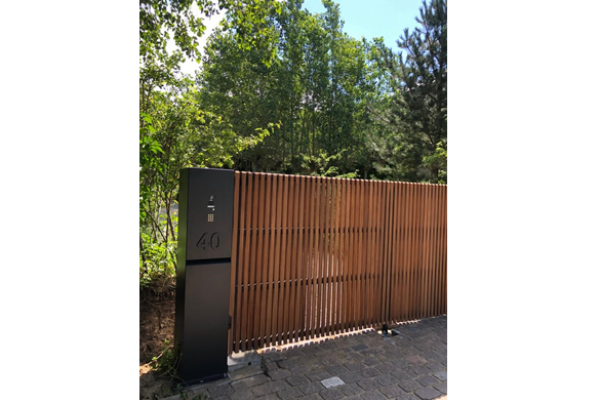 houten poort met latjes